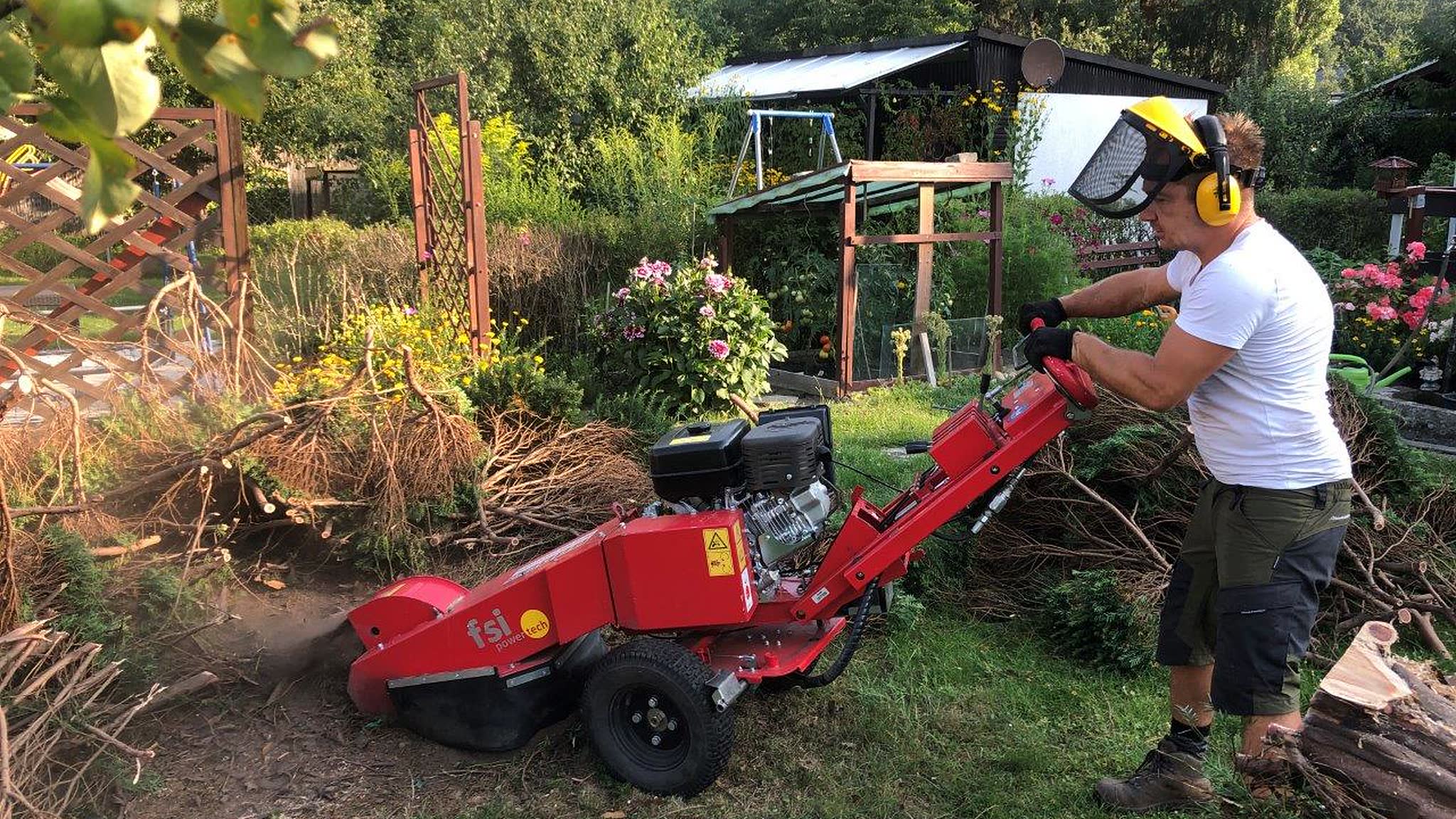 Baumfällung mit Stubbenfräsen